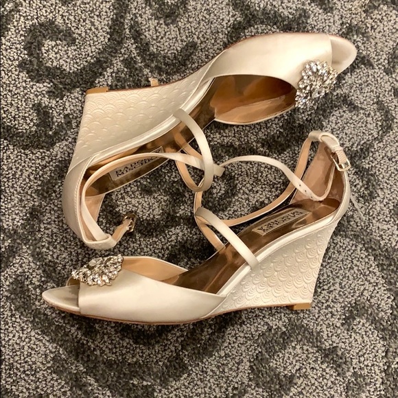 Gorgeous Badgley Mischka Cream Satin Wedge - Picture 5 of 8